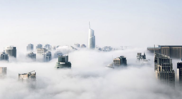 Wieżowce we mgle